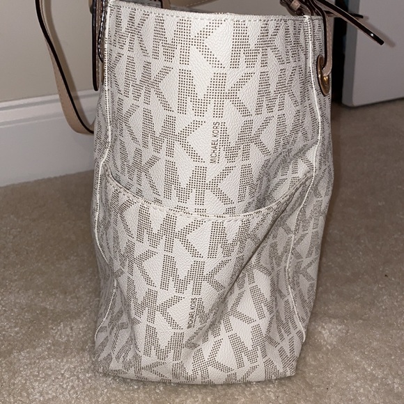 Michael Kors Bag- Multiple Pockets - Picture 8 of 8